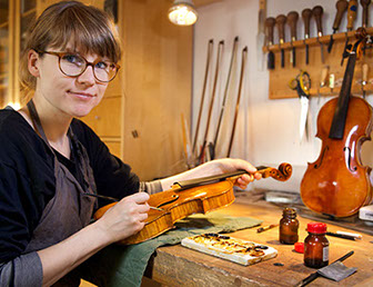 Anne Hartmann, Mitarbeiterin der Werkstatt Geigenbau Jaumann