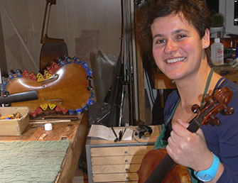 Irmgard Hielscher, Mitarbeiterin der Werkstatt Geigenbau Jaumann