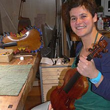 Irmgard Hielscher, Mitarbeiterin der Werkstatt Geigenbau Jaumann